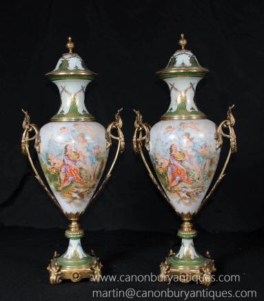 Paar Französisch Sevres Cherub Engel Vasen Urnen Ormolu Paar Französisch Sevres Cherub Engel Vasen Urnen Ormolu
