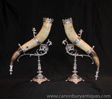 Pair Antique Französisch Silver Plate Horn Vasen Cherub steht