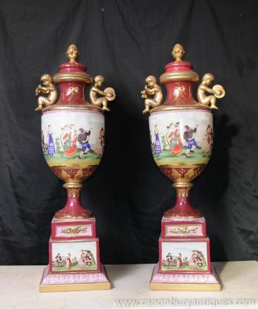 Grande German Porcelain Cherubino Urne Dresda Vaso