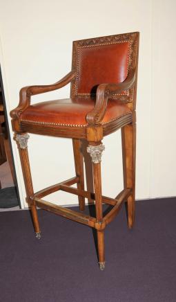 Victorian Bar Stool a mano in noce intagliato Poltrona alto sedile Victorian Bar Stool a mano in noce intagliato Poltrona alto sedile