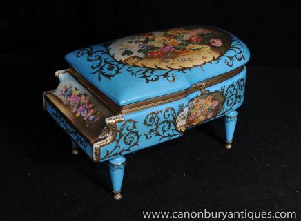 Français Sèvres Grand Piano Boîte à bijoux de motifs floraux Français Sèvres Grand Piano Boîte à bijoux de motifs floraux