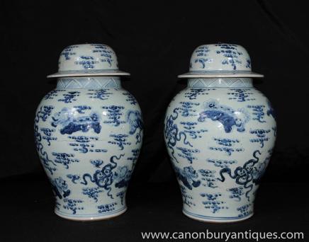 Paire Bleu Blanc vases en porcelaine chinoise Lidded urnes Poterie Nankin Paire Bleu Blanc vases en porcelaine chinoise Lidded urnes Poterie Nankin