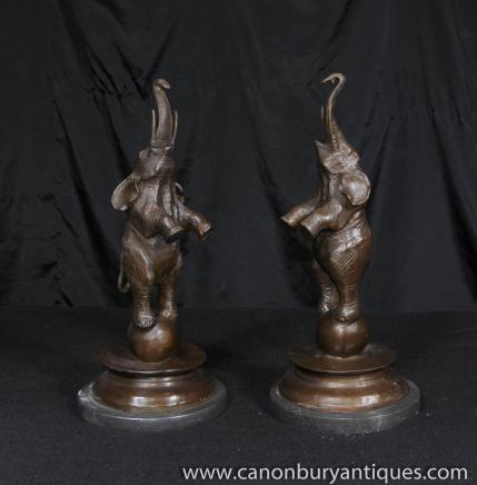 Paire de bronze éléphants de cirque Statues d'éléphant coulée Dumbo