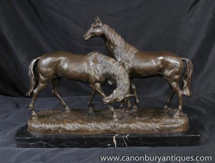 Paire de chevaux de bronze française signée Carvin Statue équestre