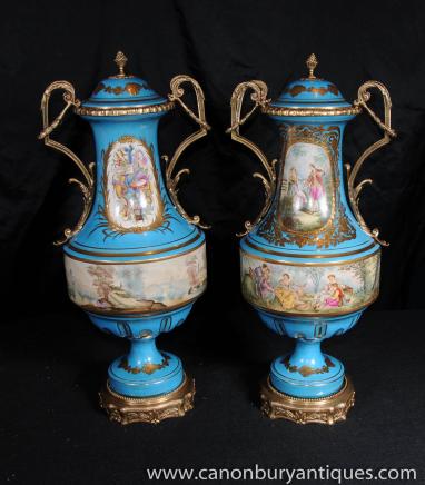 Paire porcelaine de Sèvres Cyan Vases Urnes Appareils doré au mercure Paire porcelaine de Sèvres Cyan Vases Urnes Appareils doré au mercure