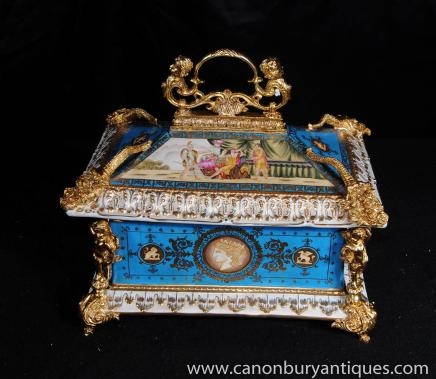 Porcelaine de Sèvres Pagode boîte à bijoux cercueil doré au mercure Serpents Chérubins Porcelaine de Sèvres Pagode boîte à bijoux cercueil doré au mercure Serpents Chérubins