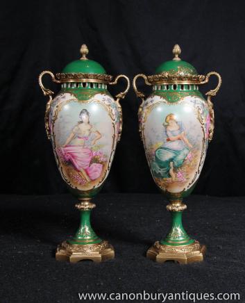 Romantische Pair Sèvres Porzellan-Vasen Urnen Maiden Potrait Panels
