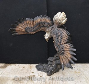 Large bronze staue of an American bald eagle
