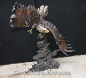 Large bronze staue of an American bald eagle