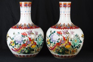 Pair Chinese Kangxi Porcelain Bulbous Urns Pheasant Vases