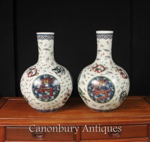 Pair Chinese Ming Dragon Porcelain Urns Vases Bulbous Urn