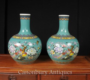 Pair Chinese Qianlong Porcelain Bulbous Vases Urns Bird of Paradise Shangping