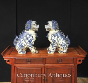 Pair Nanking Blue and White Chinese Porcelain Foo Dogs Guardian Lions